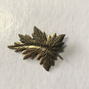 Leaf brooch